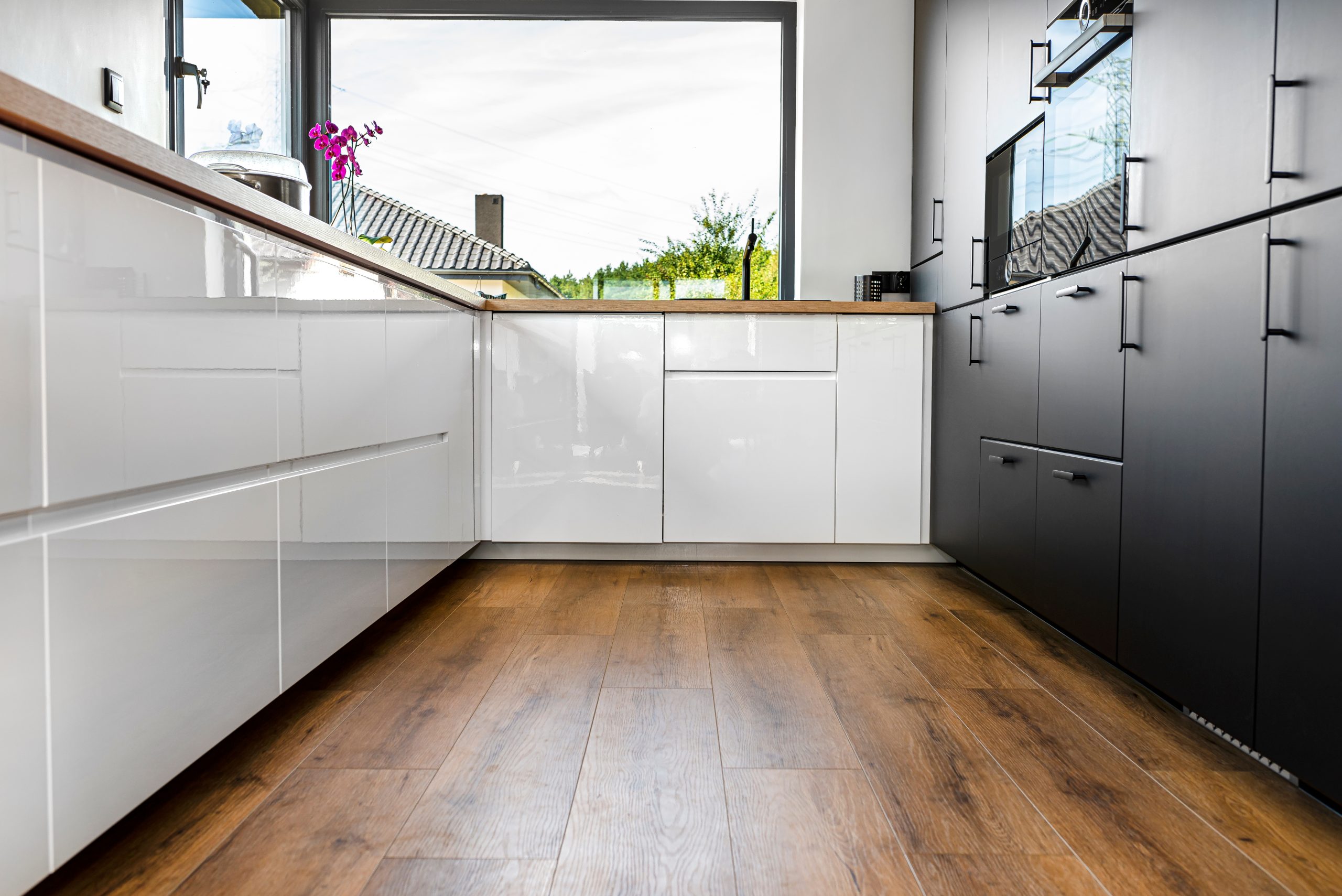 Eine moderne Küche mit sauber verlegtem Vinylboden. Foto Kinek00 via Envato