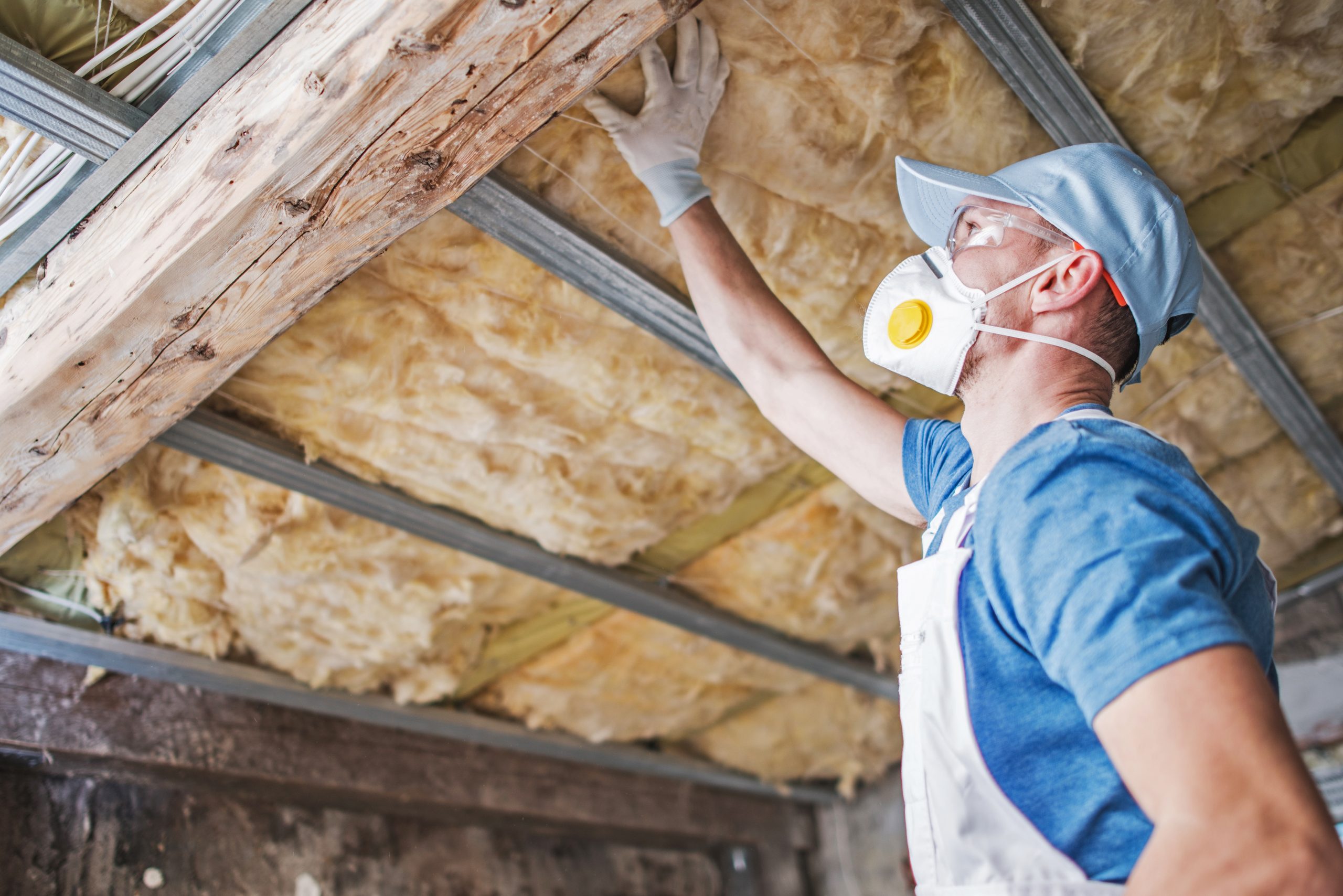 Bei der Sanierung eines Hauses muss oft auch die Dachabdichtung erneuert werden. Foto: duallogic via Envato