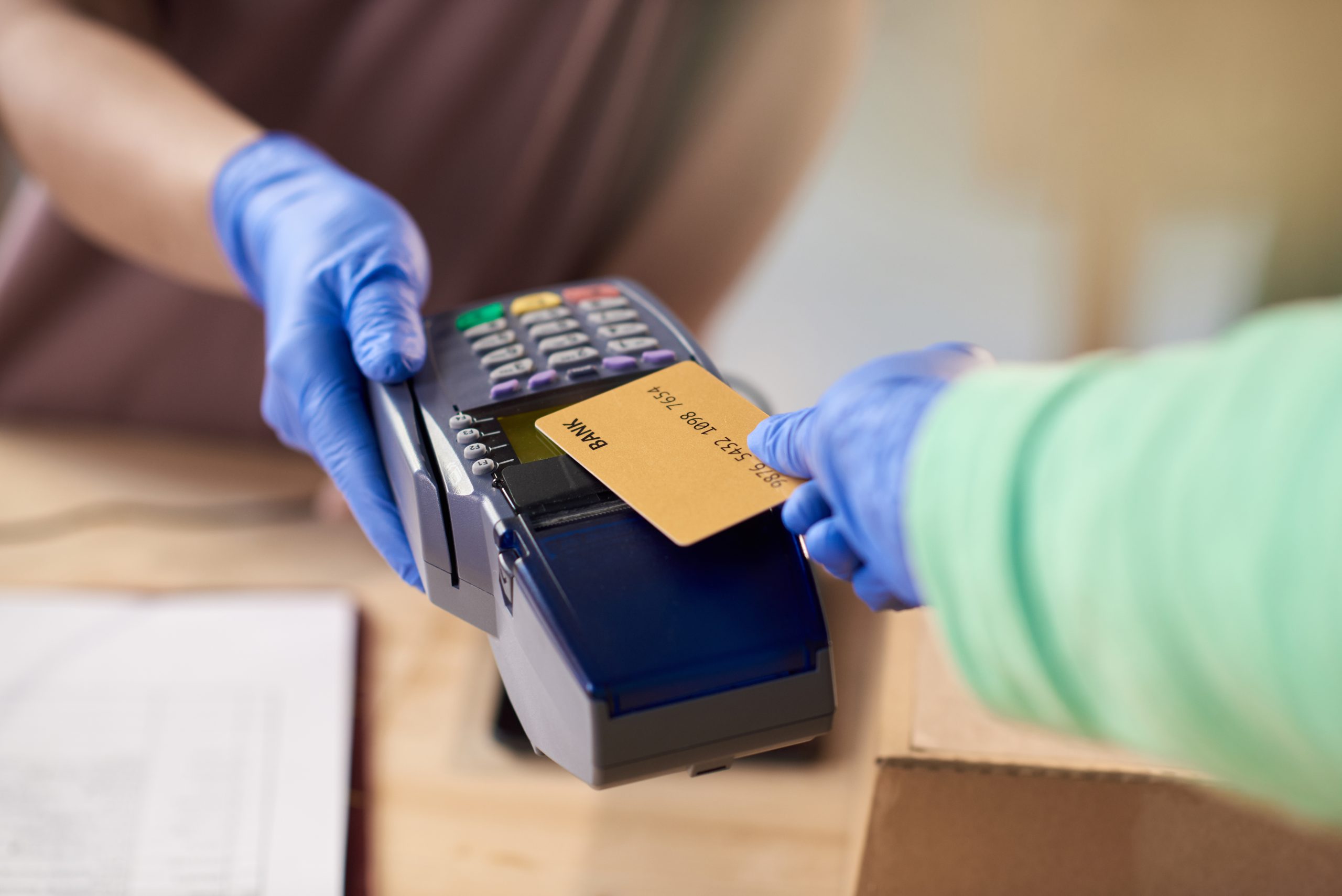 Eine Prepaid Kreditkarte ist oft auch ohne Schufa zu bekommen. Foto: AnnaStills via Envato