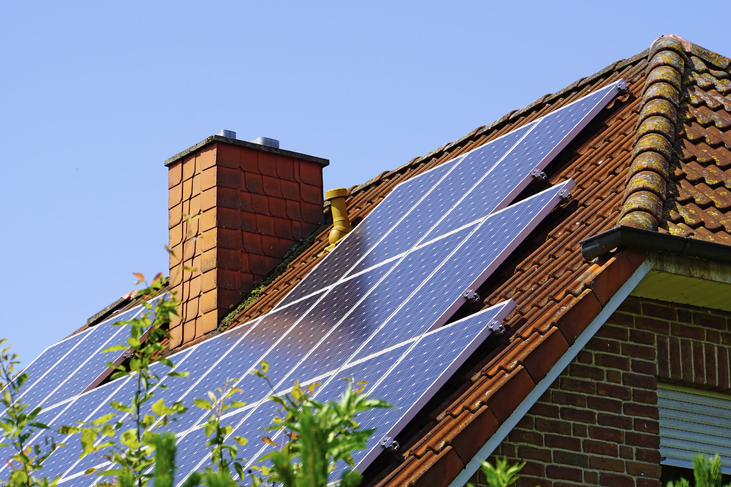 Eine Photovoltaik-Anlage auf dem Dach ist in vielen Fällen sehr lohnenswert. Foto: westend61 via Envato
