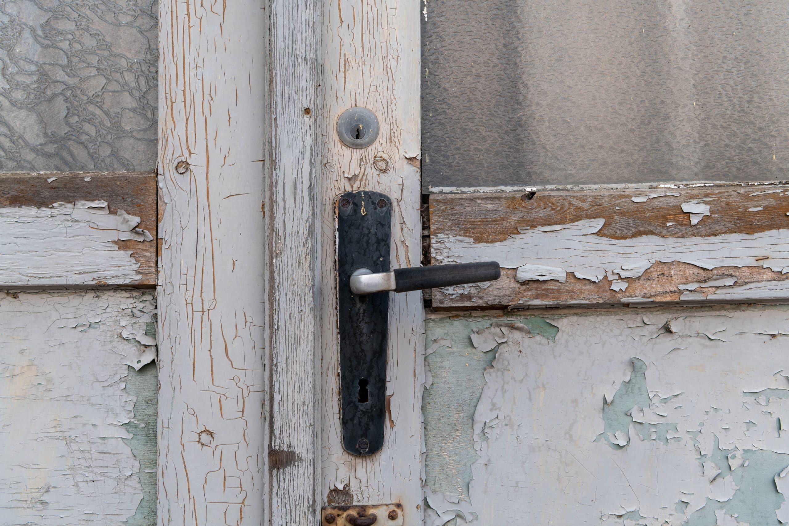 Mit etwas handwerklichem Geschick kann praktisch jeder eine alte Tür selbst aufarbeiten. Foto: © mhp / stock adobe