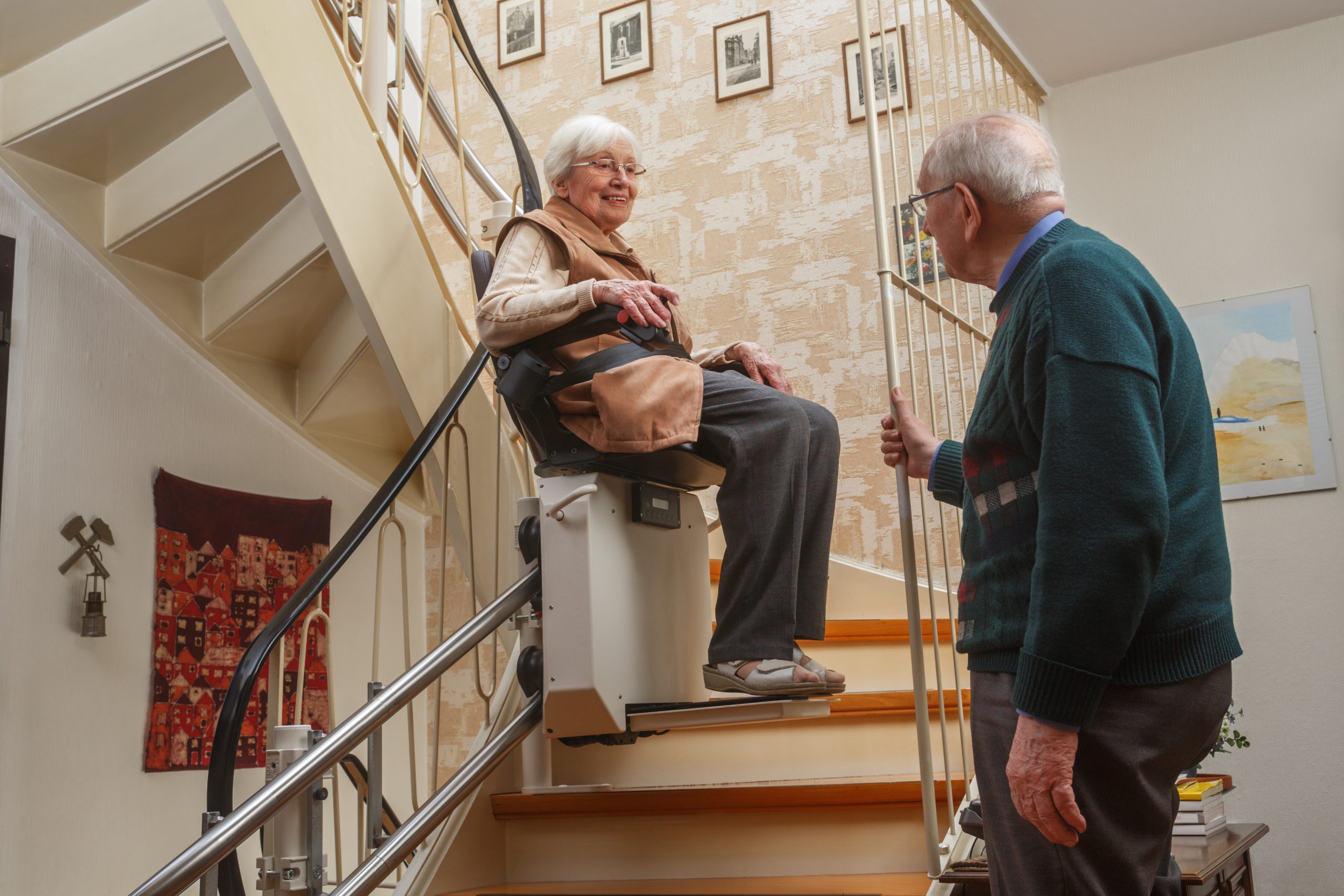 Für ältere Menschen ist der Einbau eines Treppenlifts eine sehr sinnvolle Investition. Foto ©Ingo Bartussek stock adobe
